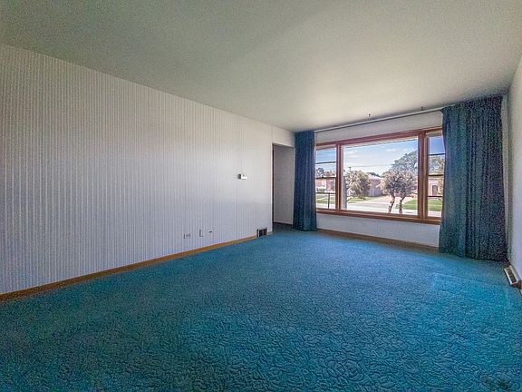5th image of 8139 Mason Ave