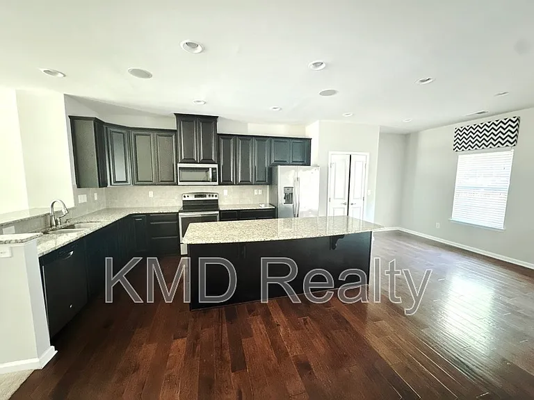 1935 Fleetwood Dr — Photo 4