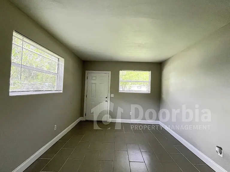 1635 Brookview Dr S — Photo 5