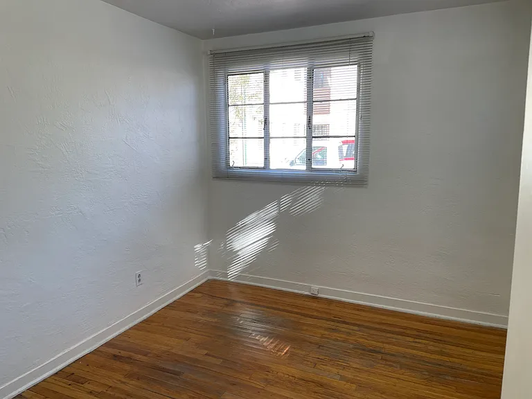 Charming & Totally Updated 1 Bedroom Apartment Downtown — Photo 17
