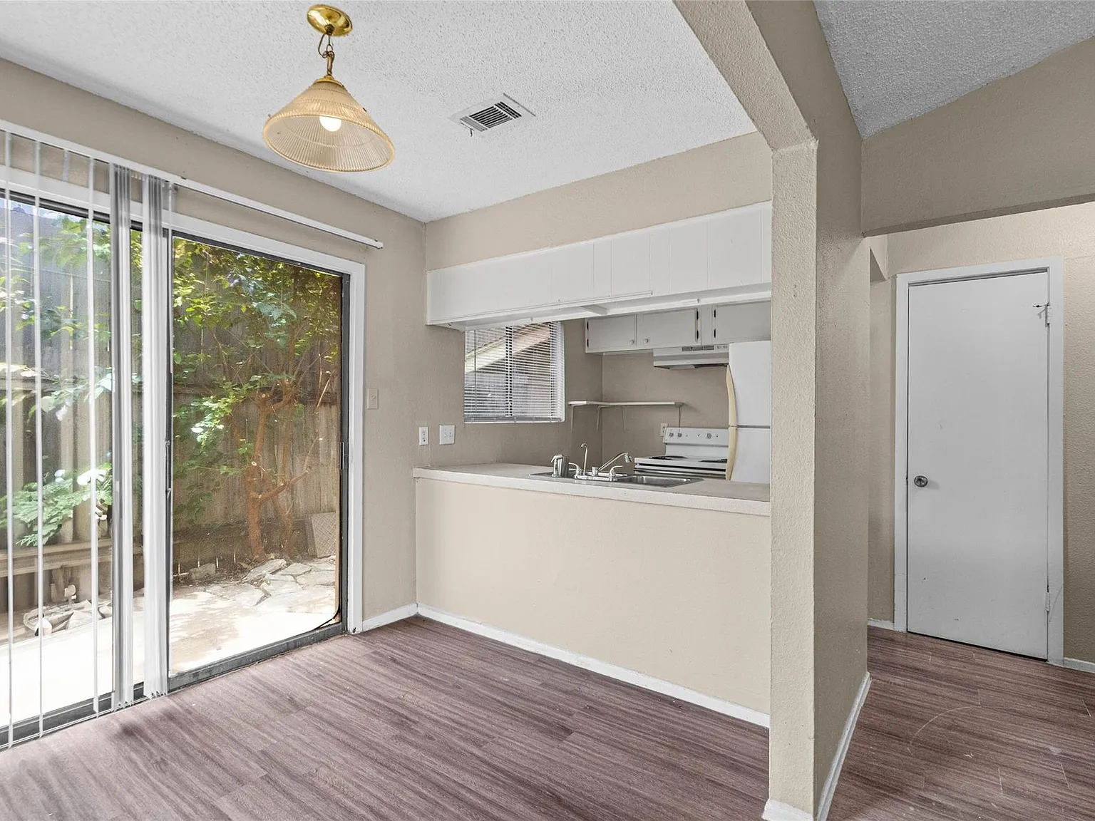 1 bed, 1.0 bath, 2312 sqft, $895 — Photo 4