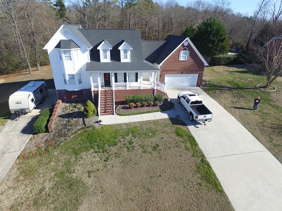 2nd image of 213 Carriage Dr