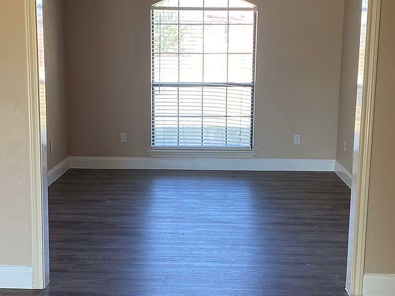 3rd image of 2111 Meadowview Dr