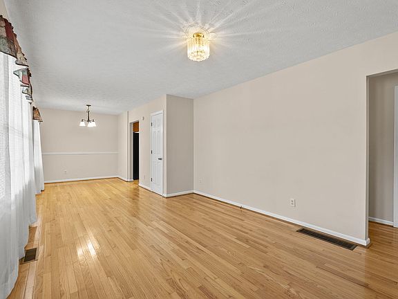 5th image of 327 Castle Blvd