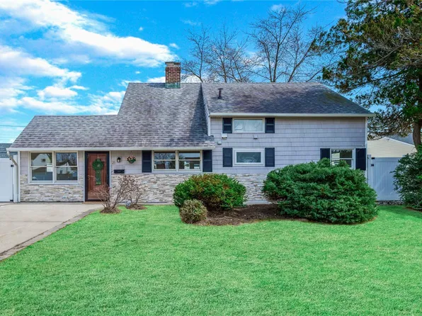 25 Lotus Lane, Westbury, NY 11590