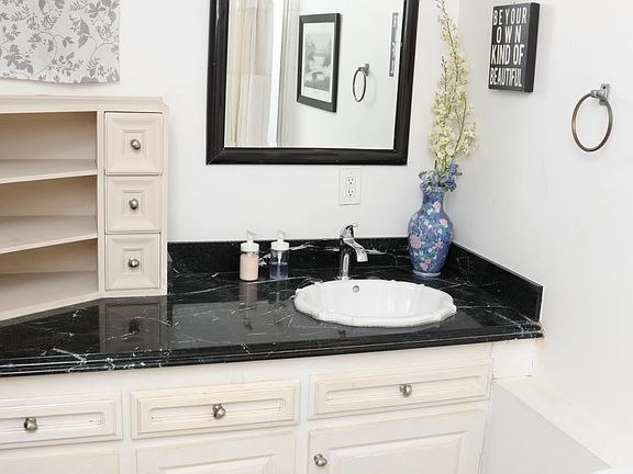 Beautiful Barthroom with Bath tub
