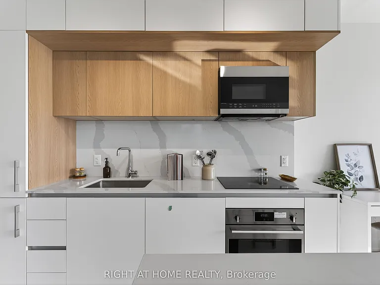 322 Dupont St #806 — Photo 12
