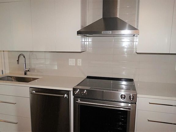 3rd image of 302 SE Broadway St #302