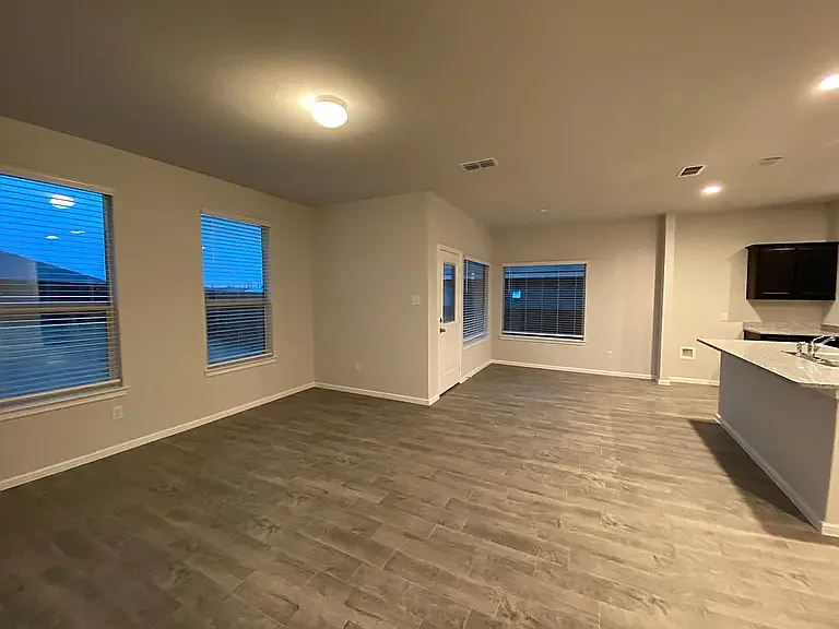 4 bed, 1587 sqft, $2,250 — Photo 3
