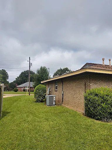2nd image of 813 Joan Ln