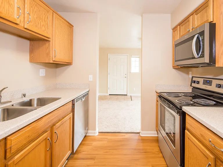 Lincoln Gardens Apartments — Photo 27