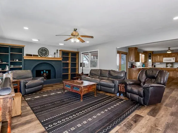 19783 207th St, Tonganoxie, KS 66086