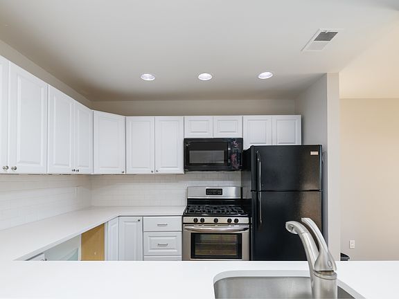 4th image of 222 Waters Edge Dr