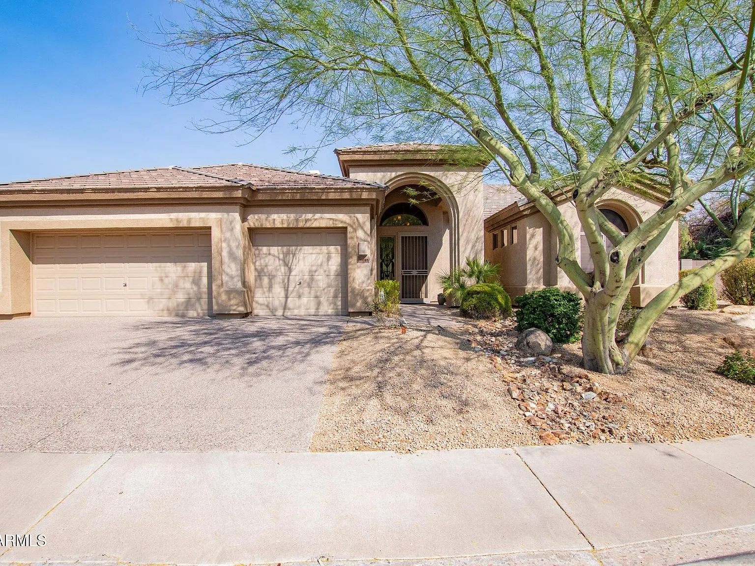 3 bed, 2.0 bath, 2342 sqft, $4,000 — Photo 2