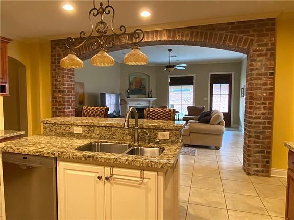 5th image of 909 N Yorkshire Cir