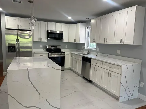 362 Kenyon Ave, Pawtucket, RI 02861