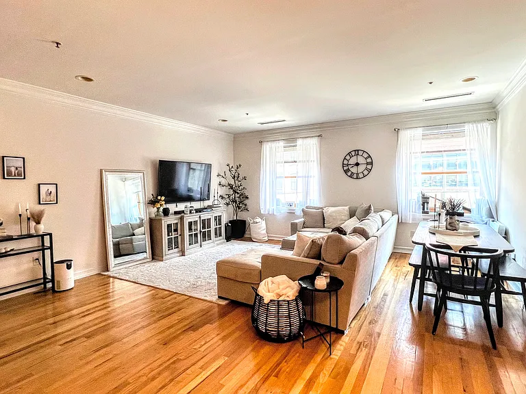 600 Hudson St #3B — Photo 2