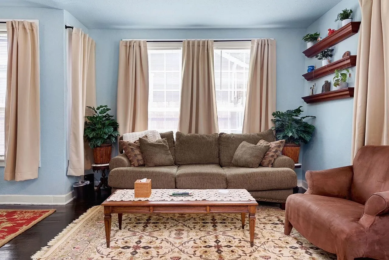 1030 W Russell Pl — Photo 2