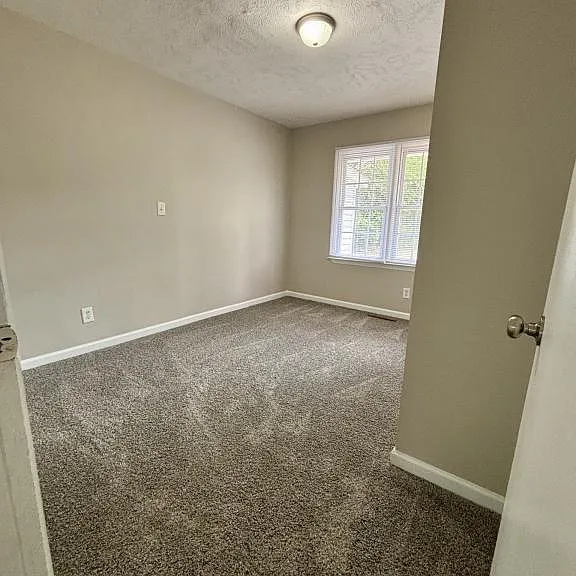 330 Richmond Dr — Photo 9