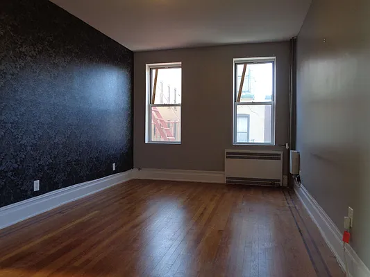 Rented by Zikos Realty Services | media 2