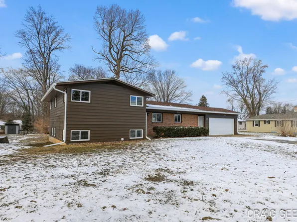 4605 Poinsettia Ave SE, Kentwood, MI 49508