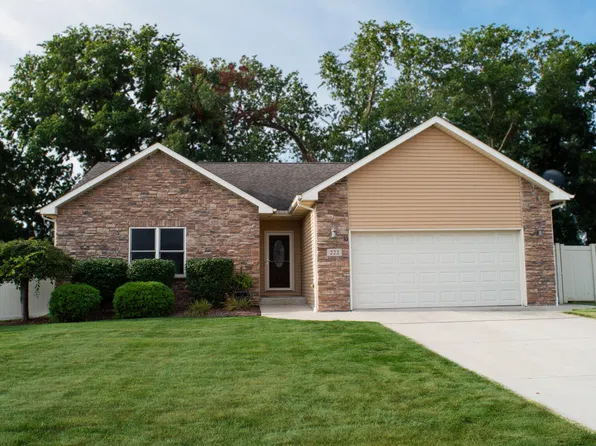 222 Cessna Dr, Burns Harbor, IN 46304