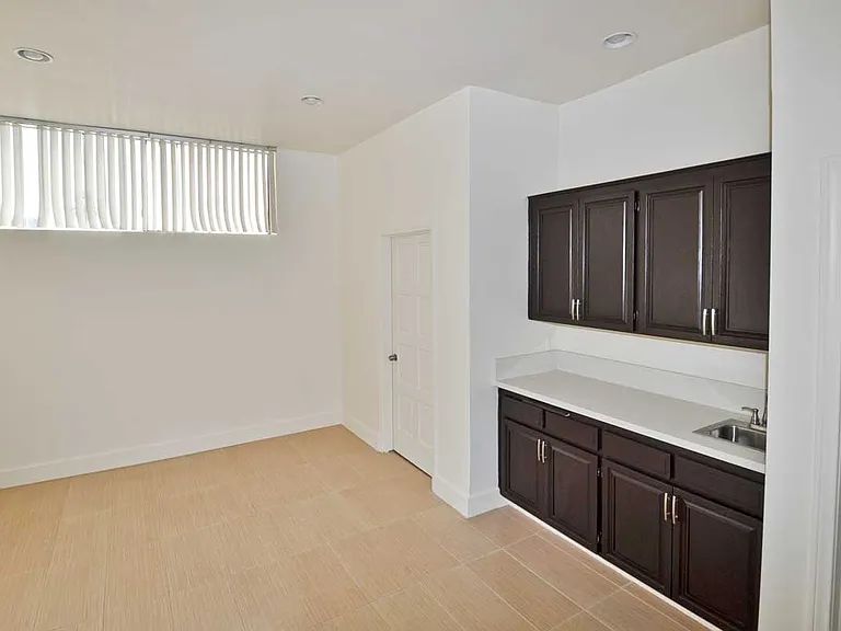 1138 20th St #12 — Photo 11