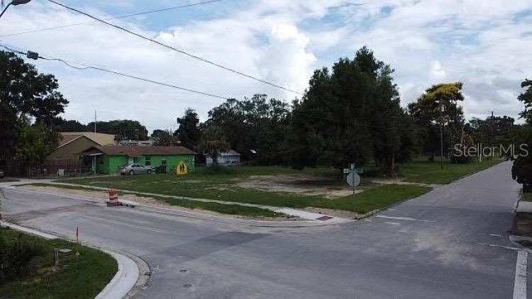 2nd image of 601 E Desoto St