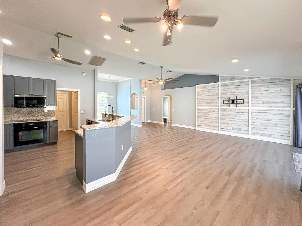13280 Foresman Blvd — Photo 4