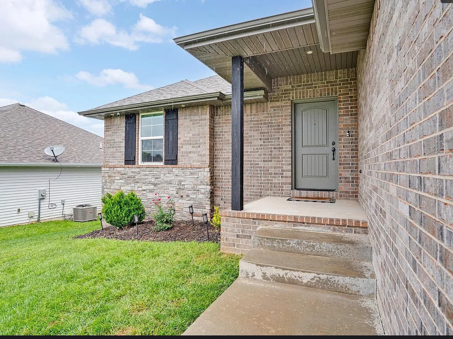 4 bed, 2729 sqft, $2,600 — Photo 3