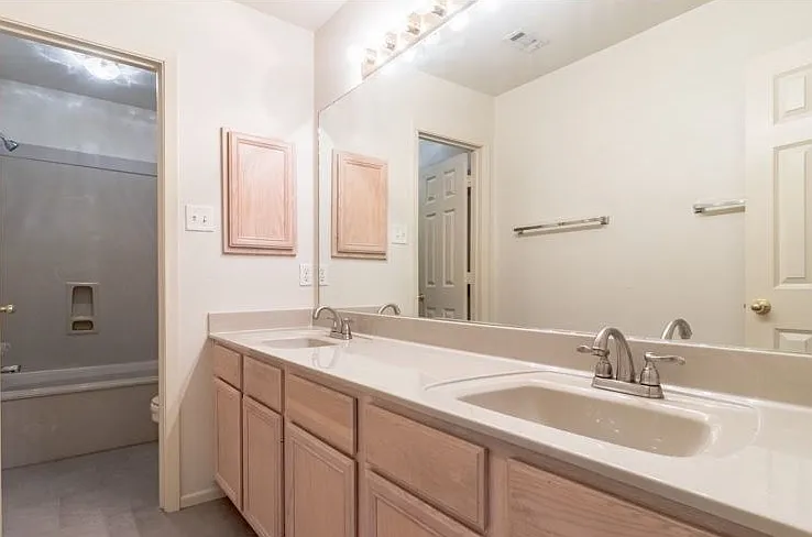 1604 Holleman Dr — Photo 5