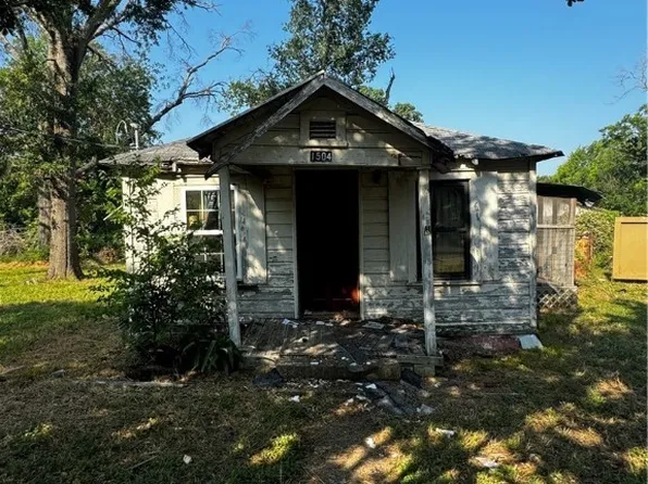 1504 Maple Dr, Bryan, TX 77803