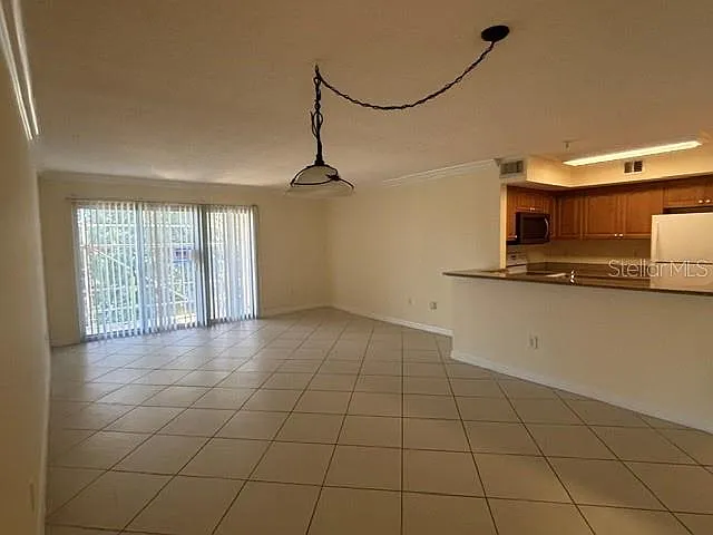 3 bed, 2.0 bath, 1186 sqft, $2,400 — Photo 2