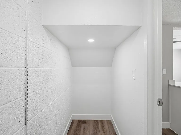 8053 N 32nd Dr — Photo 15