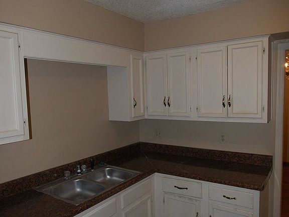 3rd image of 1104 N Oaks Ln