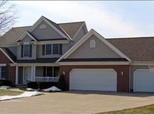 5640 Hartshire Dr, Willoughby, OH 44094