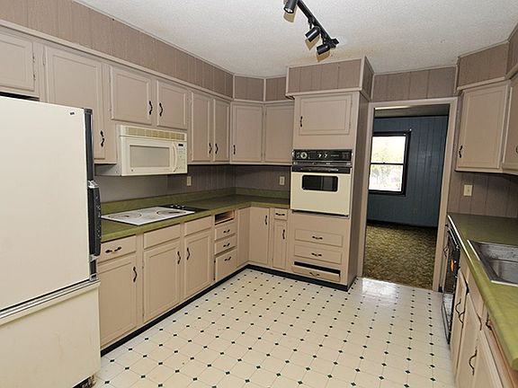 3rd image of 275 N Wine St