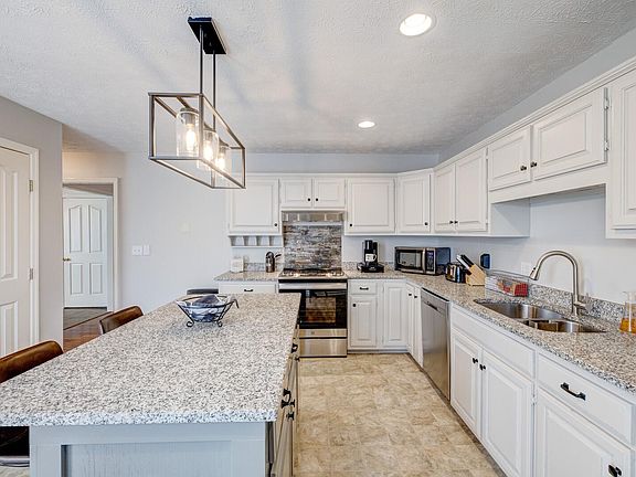 3rd image of 108 Cedar Forest Dr