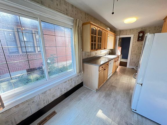 5th image of 3934 Van Buren St NE