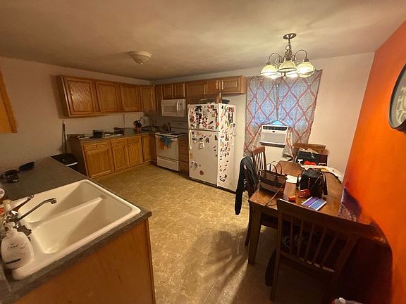 5th image of 626 Jefferson St