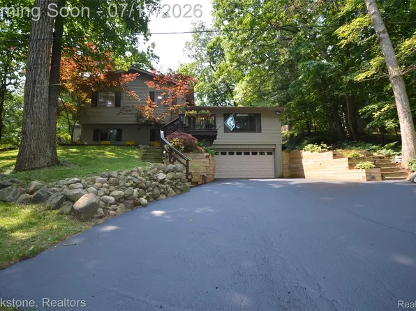 4979 Waw Ban See Dr, Clarkston, MI 48348