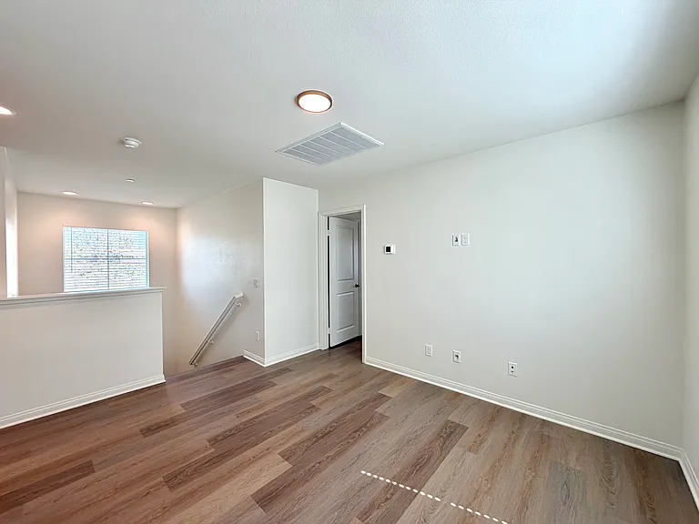 176 N Sutter Ave — Photo 7