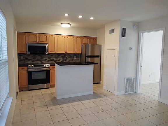 4th image of 435 17th Ave N APT 4
