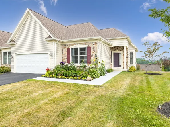 1085 Chapelhill Dr, Victor, NY 14564