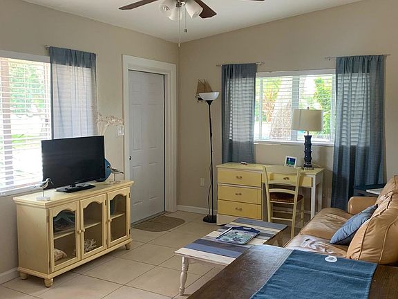 5th image of 215 Pierce Ave #0
