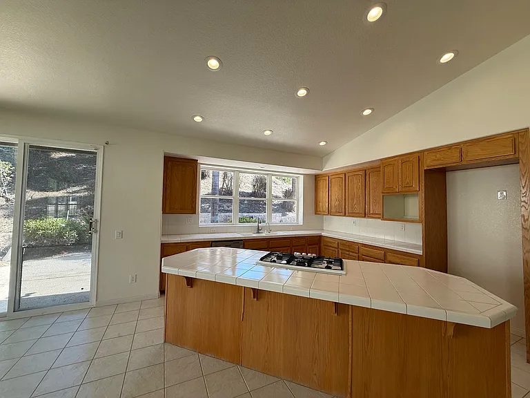 557 Plaza Del Cid — Photo 9