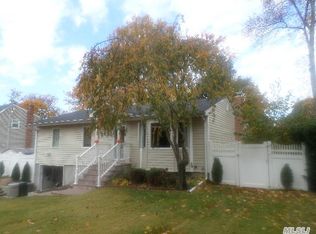 94 Hawthorne Rd, Kings Park, NY 11754