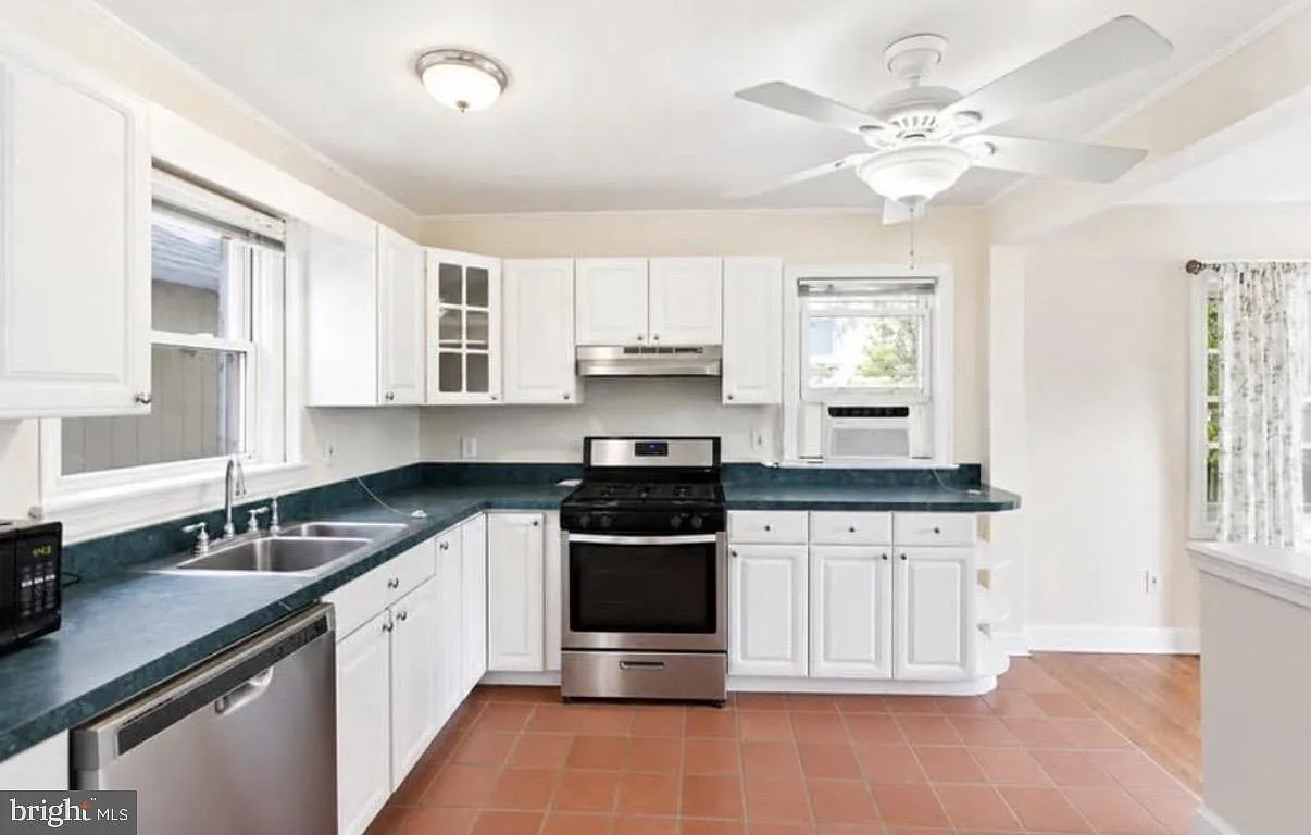 4 bed, 2.0 bath, 1326 sqft, $3,000 — Photo 3