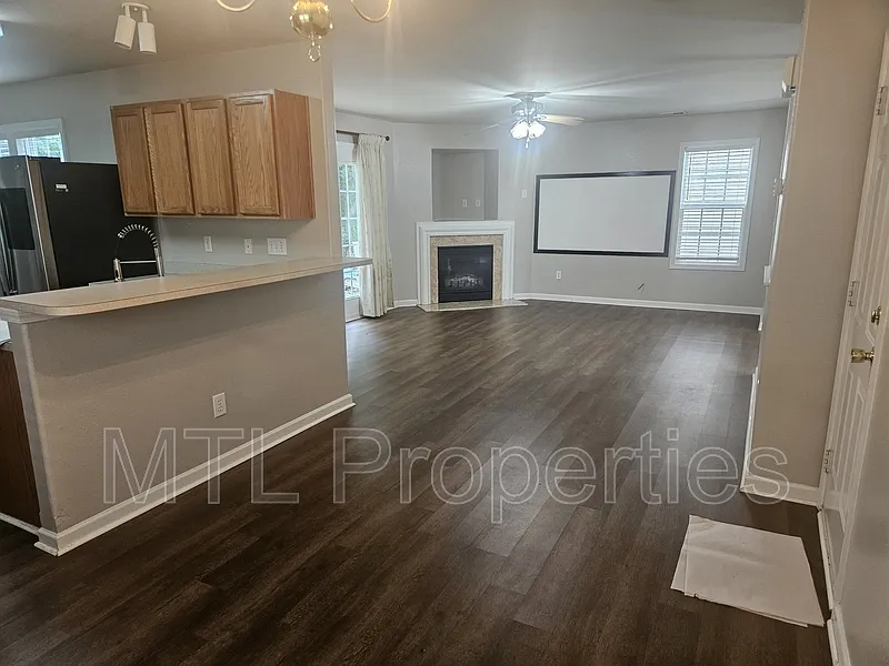 3 bed, 3.0 bath, 1645 sqft, $2,100 — Photo 4