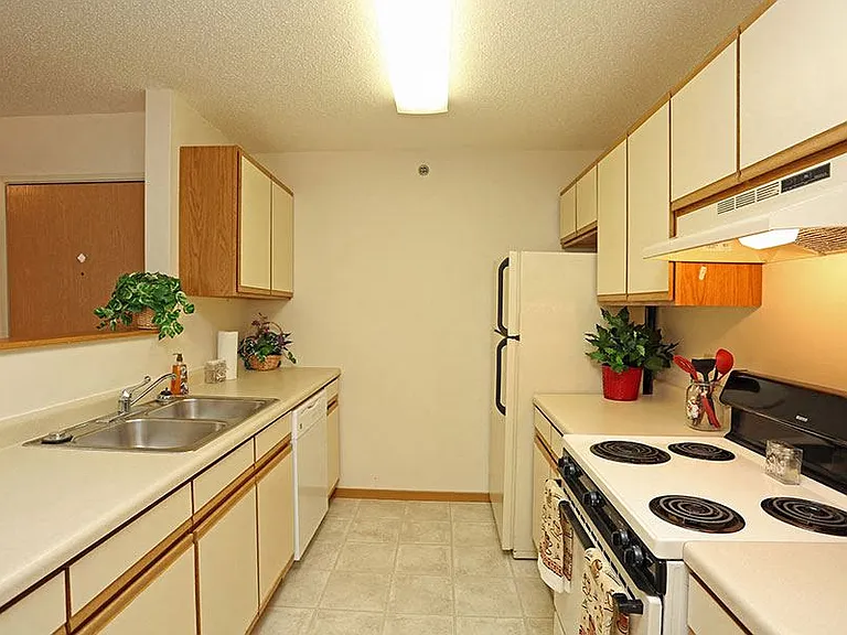 BAY MANOR APARTMENTS — Photo 8